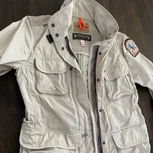 Parajumper jacka, nyskick! - Parajumper Windbreaker nyskick.  Pris kan diskuteras vid snabb affär/upphämtning. 