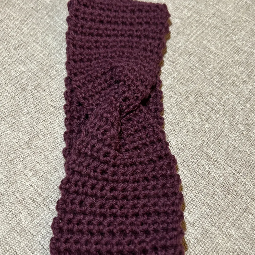 Årets gosigaste julklapp: handvirkade pannband/öronvärmare i neutrala färger. Alla banden är stretchiga och passar de flesta. Referens: Modellen har storlek 54. Material: 100 % ull. Beställ så fort som möjligt för garanterad leverans innan julafton.. Asusteet.