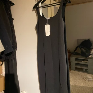 Zara midi klänning  - Snygg midi klänning som inte kommer till användning. Frf prislapp kvar 🫶🏻 stl.L men passar mig som har XS/S 