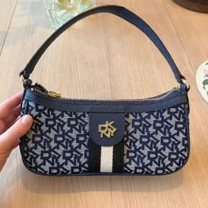 Dkny väska - Använd 2 gånger. Köpt för 1200kr. Fin marinblå färg