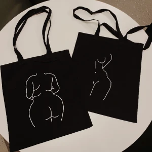 Tygkassar - Här är våra tygkassar!✨ Tygkassen är gjord i bomull och håller en god kvalitet. Motiven är unika och egendesignade av oss. Dom kostar 149kr/st och kan fraktas mot betalning. Va med och stötta vårt företag och hjälp oss mot ett bättre samhälle!!💞💗💓