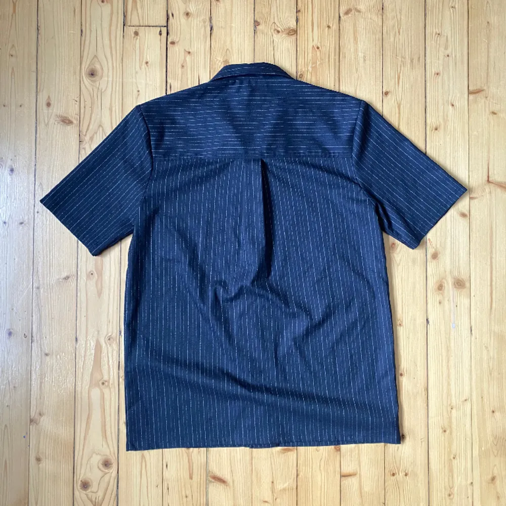 Nice and light camp collar shirt from Swedish label Séfr Séfr. Fabric feels very soft and flows really nicely. Probably fits a size S/46 as well. Still in very good condition. . Blusar.