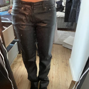 Skinn byxa  - Säljer mina Lågmidjade skinn byxor för de ej kommer t andvändning ☺️