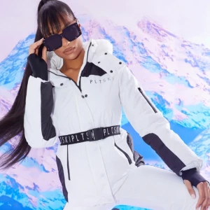 Skidjacka  - Skidjacka med bälte och detaljer som päls på luvan. Bara testad så nyskick🫧