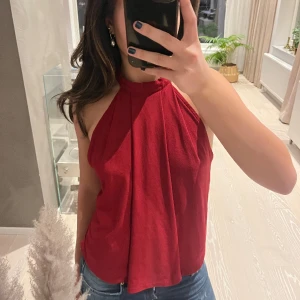 Röd haltertopp - Röd haltertopp från cubus. Bra skick.