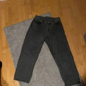 Baggy jeans från junkyard i bra skick. Färgen är mer grå-svart. Storlek: M (personen på bilden är 187cm) 