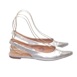 Silvriga skor - Silvriga skor från hm, köpt på sellpy för 150kr men passade tyvärr inte😫 nästan helt k nyskick!