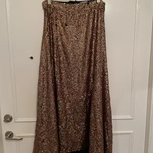 Guldpaljetterad kjol från Gestuz storlek S. Endast använd vid 1 tillfälle men har tappat några paljetter. 