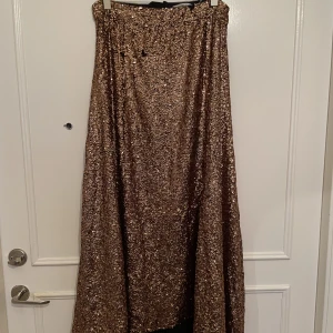 Kjol guldpaljetter - Gestuz - Guldpaljetterad kjol från Gestuz storlek S. Endast använd vid 1 tillfälle men har tappat några paljetter. 