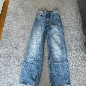 Ett par jätte fina blå jeans som nya! Inte mina från början men fortfarande jätte bra skick. Pris kan diskuteras💙de är ifrån monki 