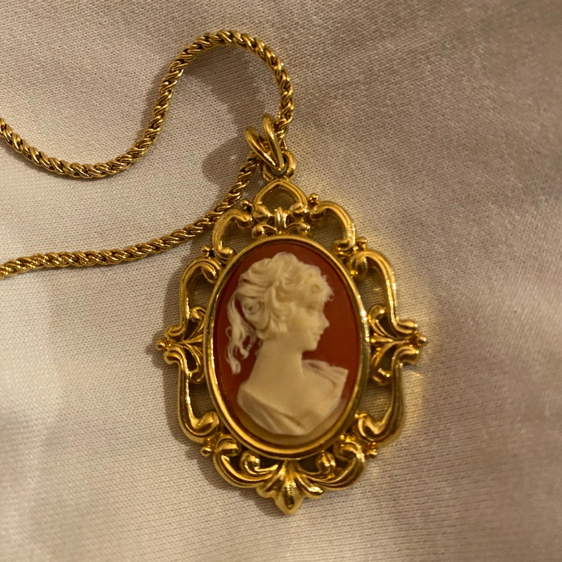 Guld färgat halsband