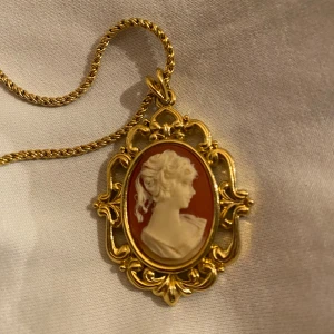 Guld färgat halsband - Säljer då det inte kommer till användning. 