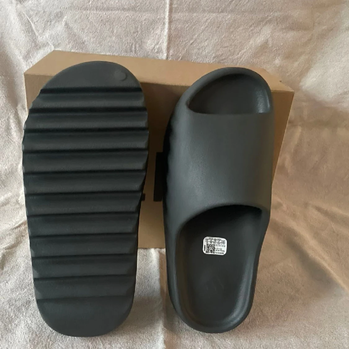 Yeezy Slides Slate Grey - 90