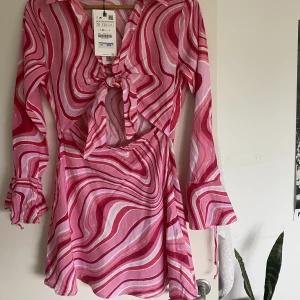 Klänning zara  - Supergullig, helt oanvänd, klänning från zara. Denna är såld som en S, men upplever den mer som en XS.   Frakt ingår ej.