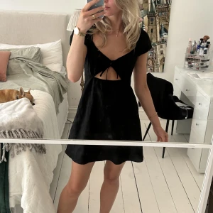Svart klänning🖤 - En svart, supersöt klänning från h&m. Den är köpt för 2 år sedan och har lappen kvar🖤🖤