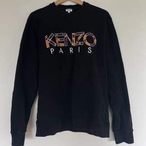 En svart kenzo sweatshirt i storlek L. Använd ett få tal gånger men så gott som ny. 
