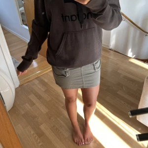 Jeanskjol - Sjukt cool jeanskjol i en slags militärgrön färg🤩💚Storlek S och säljer för 300kr!