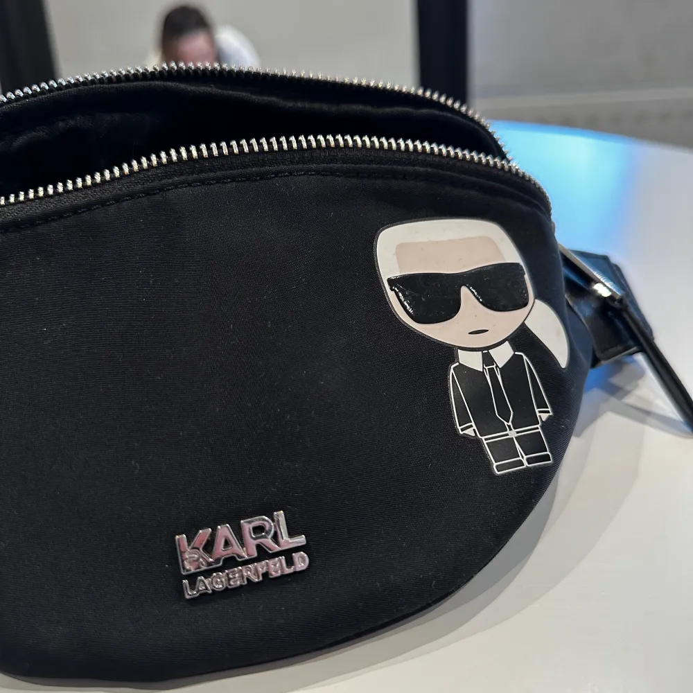 Michael kors x Karl Lagerfeldt väska. Priset är förhandlingsbart . Väskor.