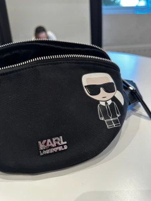 Väska - Michael kors x Karl Lagerfeldt väska. Priset är förhandlingsbart 