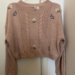 Stickad tröja från H&M  - Stickad cropped tröja med broderier från H&M.