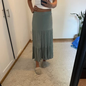 Långkjol - Jättesöt långkjol som tyvärr är för kort på mig som är 178 cm med långa ben. Hade passat någon runt 160-170. Köpt i Australien jag har S och denna passar lågmidjat på mig. 