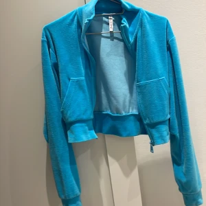 Kofta  - Jätte fin ljusblå kofta med fungerade dragkedja. Använd 2 ggr sparsamt använd. Storlek 34