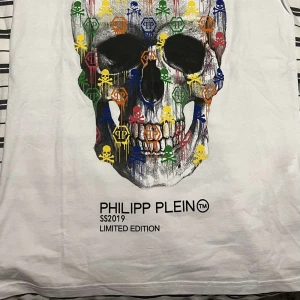 PHILIPP PLEIN T SHIRT - Säljer helt nya Philipp Pleins tshirts som jag fått i present som jag inte har någon användning av. (Styckpris) Såklart så är de äkta med tagg på. De är köpta från butik. Kan även frakta om det önskas. Ordinarie Pris för T shirtsen ligger runt 10 000kr