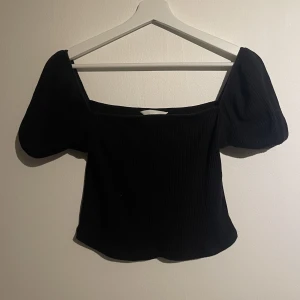 Topp - Svart kort topp i nyskick🌸