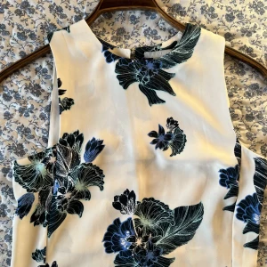 Topp - Somrig topp/blus material. Väldigt fint skick! Blir inte nopprig.  