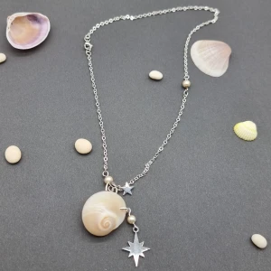 Handgjort halsband  - Handgjort halsband och exklusiv design. Gjord i bra kvalitet ●Material- kedja- silver, rostfritt stål. Snäckor-från Balos Greken stranden 3x2,5cm. Nickel fri. Längd: 18cm