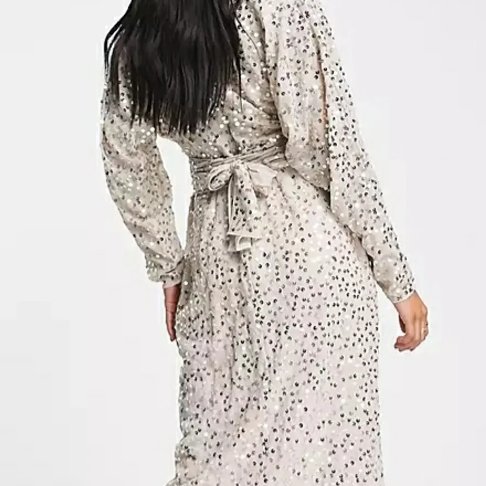 Superfin beige klänning med paljetter och slits. Ny med etikett. Nypris hos asos: 1209kr Har den i två storlekar, 42 och 44.. Mekot.