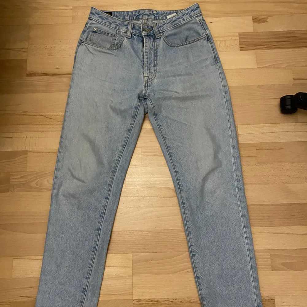 Blåa jeans som är inte super breda men sitter avslappnat. Sitter perfekt på mig som är 165. Jeans & Byxor.