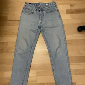 Blåa jeans som är inte super breda men sitter avslappnat. Sitter perfekt på mig som är 165