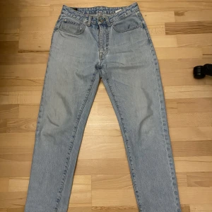 Jack and Jones jeans - Blåa jeans som är inte super breda men sitter avslappnat. Sitter perfekt på mig som är 165