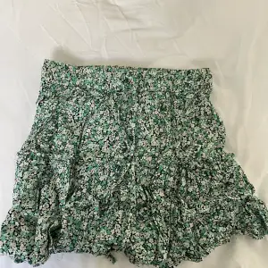 Blommig kjol från zara med inbyggda shorts