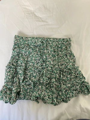 Zara kjol - Blommig kjol från zara med inbyggda shorts