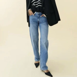 Low straight jeans Gina  - Säljer dessa låg midjade jeans från Gina då de ej kommer till användning. (Säljer dom även i grå) I super skick och säljer för billigt pris. Hör av er vid frågor annars är det bara att trycka på köp nu.