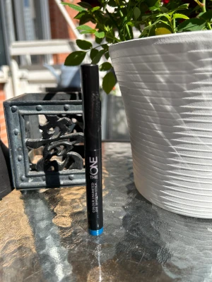 Oriflame eyeshadow stick  - TheONE eyeshadow stick från Oriflame. Blå. Självklart oöppnad. Rekommenderat pris 131 SEK. 