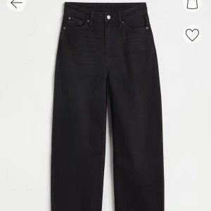  Svarta Loose straight jeans  - Använd ett fåtal gånger Nypris 199 kr Highwaist