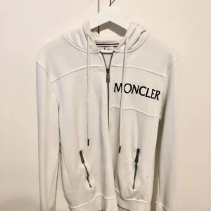 Moncler hoodie zip - Moncler zip hoodie  Pris 1500  Nypris 6000