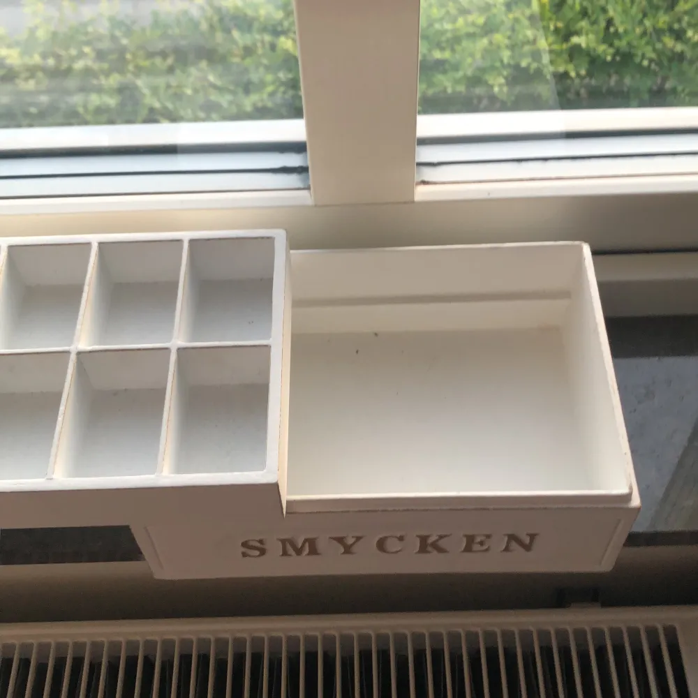 I denna lådan kan du ha både smycken och smink! Det finns rutor man kan lägga ner smycken i, och man kan även lyfta på rutorna och där under kan man lägga smink och andra accessoarer!💄💍. Accessoarer.