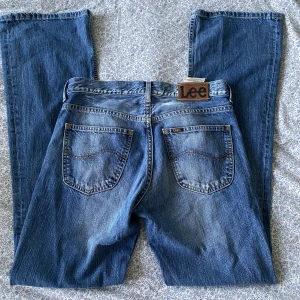 Lee jeans - Lee jeans i modellen Denver. Jeansen har haft en annan ägare innan, men har alldrig kommit till användning för mig, då de inte passar mig i låren. Inga synliga defekter, men de är tunnare på vissa ställen. Jag är 180 och jeansen är i storlek W30 L34.