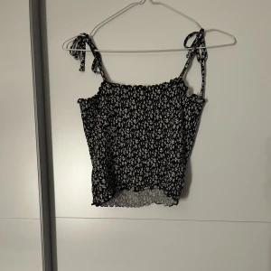 Linne - Gulligt linne med knytdetaljer på banden, går att justera som man vill! Knappt använt. 