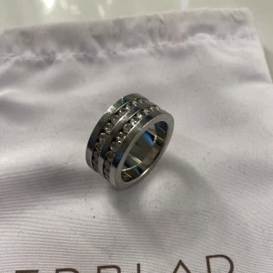 Edblad ring - Edblad ring som har några repor som syns på andra bilden och är i färgen silver💓