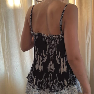 fin topp  - säljer denna sköna topp från HM i storlek XS. 60kr inklusive frakt 🥰 ((använd ej ’köp nu’ funktionen !!))