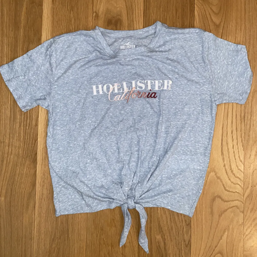 comfy blue shirt from hollister 👚🤩in perfect conditions!. T-shirts.