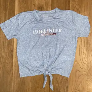 comfy blue shirt from hollister 👚🤩in perfect conditions!