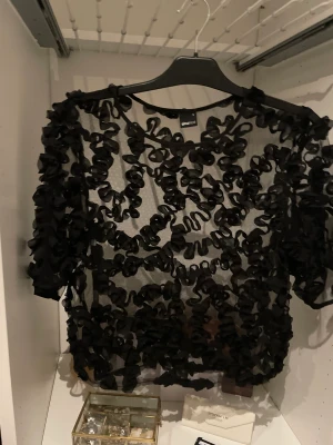 Blus - Säljer denna blus/T-shirt aktiga tröjan som är lite genomskinlig men funkar med ett linne eller nått under,den har trekvartsarmar!