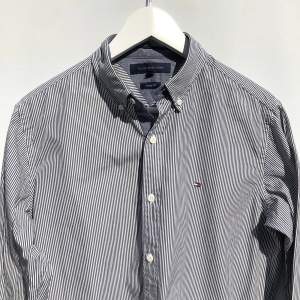 Säljer en blå/svart vit randig skjorta från Tommy Hilfiger i storlek small, riktigt fint skick utan defekter. Kolla min profil för liknande skjortor😉
