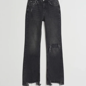 Gråa jeans  - Gråa jeans med ett hål från Gina. Inga slitningar eller sånt. Stl 32 och är långa på mig som är 164. Köpta för 500kr. Skriv för bilder elller annat❤️